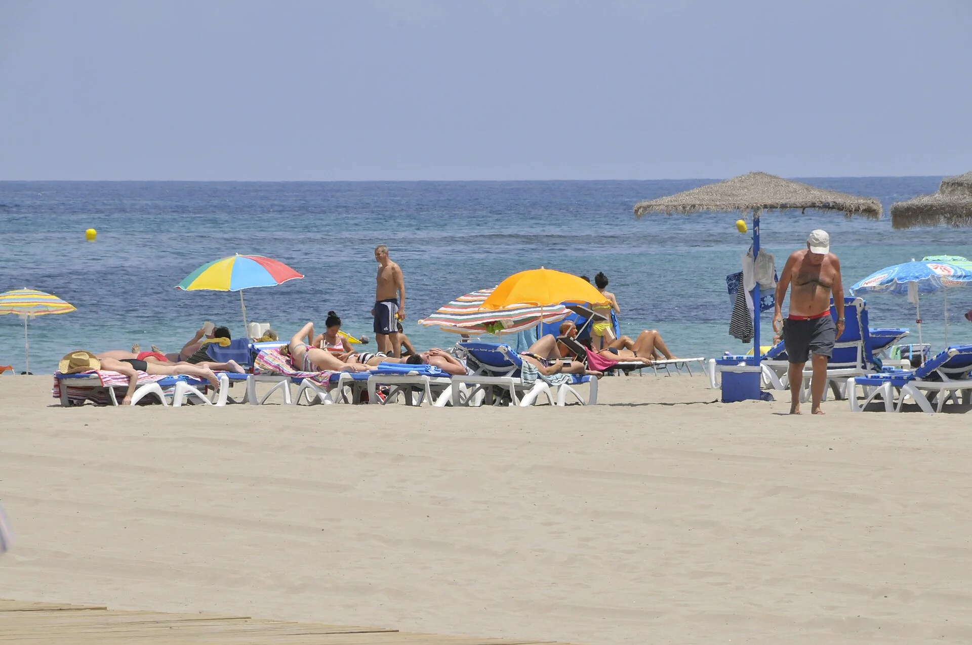 Sand och badgäster vid Arenalstranden