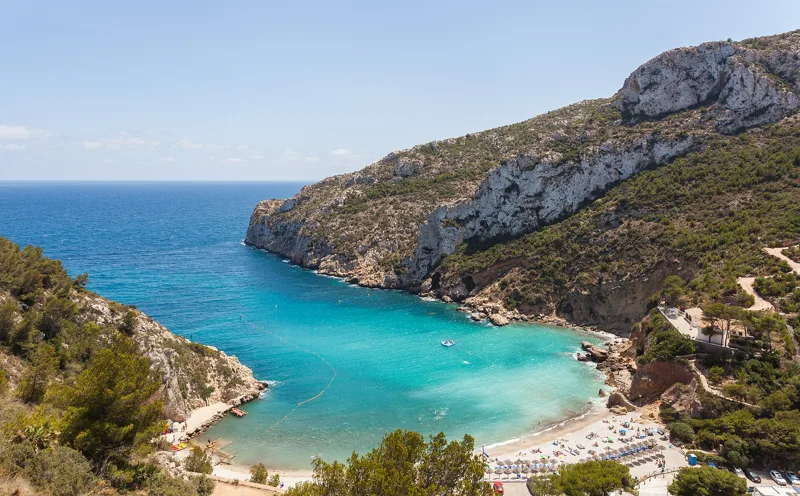Cala Granadella sedd från sluttningen ovanför viken