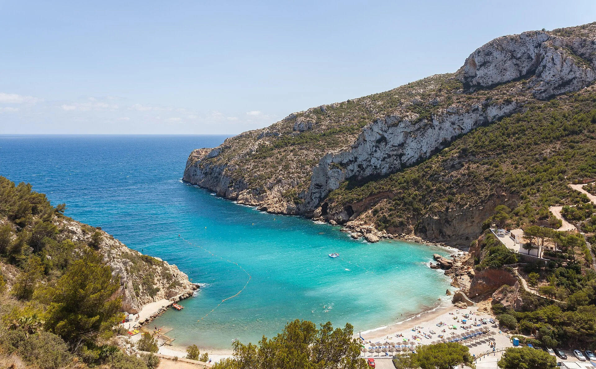 Cala Granadella i Jávea, med turkost hav mellan klipporna